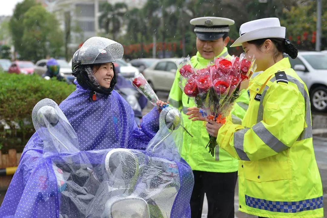街头浪漫瞬间，城市角落的爱情绽放