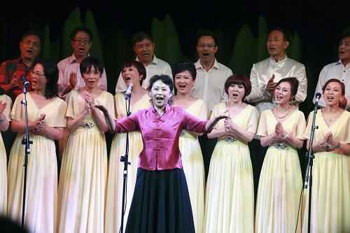 舞台上的和谐共鸣，演员合唱的魅力展现