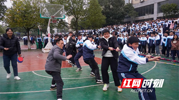 科技赋能下的学校拔河比赛，竞技激情与新纪元赛场体验