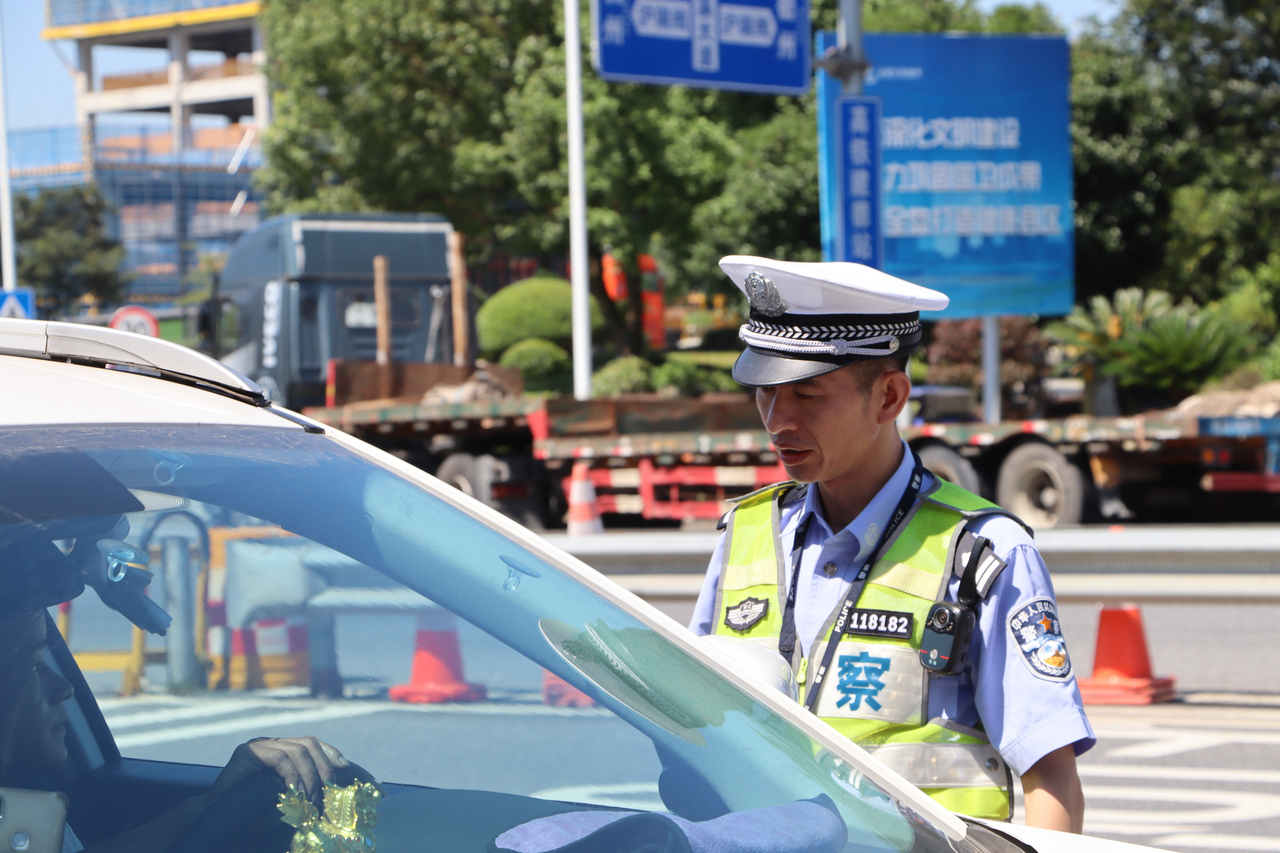 交警日常趣事与温馨瞬间，爱与陪伴的街头印记